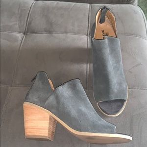 Ladies Open-toed suede booties